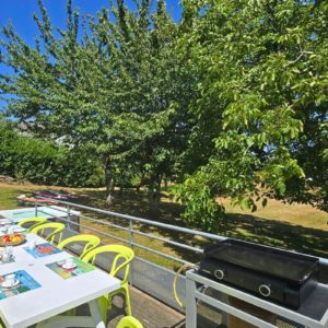 Repas conviviaux sur la terrasse avec la plancha